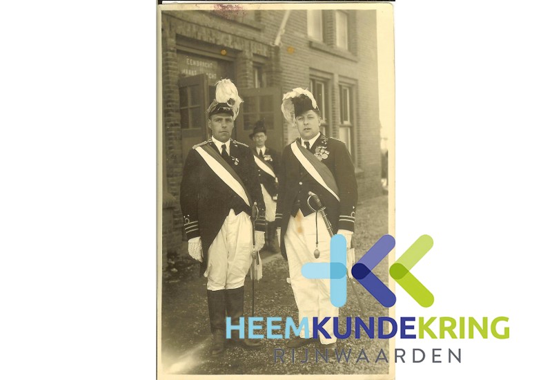 1948 H.Seising H.Gerritsen op achtergrond G. Westerman Coll. H.Seising F00002852